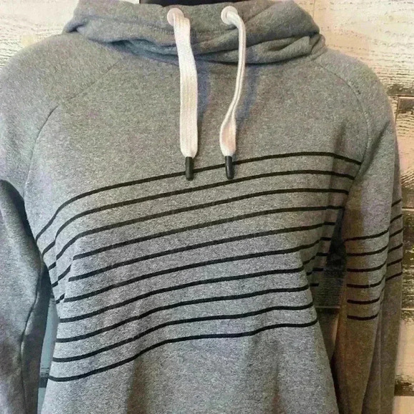 Women’s Under Armor hoodie size small - Picture 3 of 3